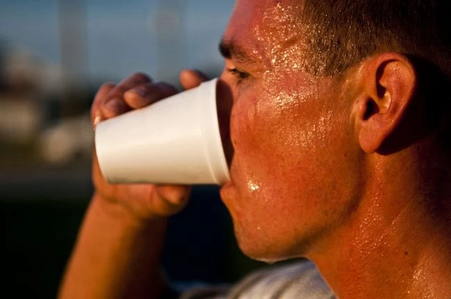 8 συμβουλές για να μην ιδρώνεις έντονα το καλοκαίρι, σύμφωνα με τους γιατρούς